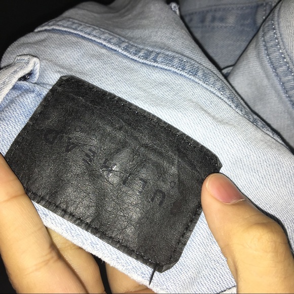 Bullhead Light Wash Denim - Picture 2 of 3